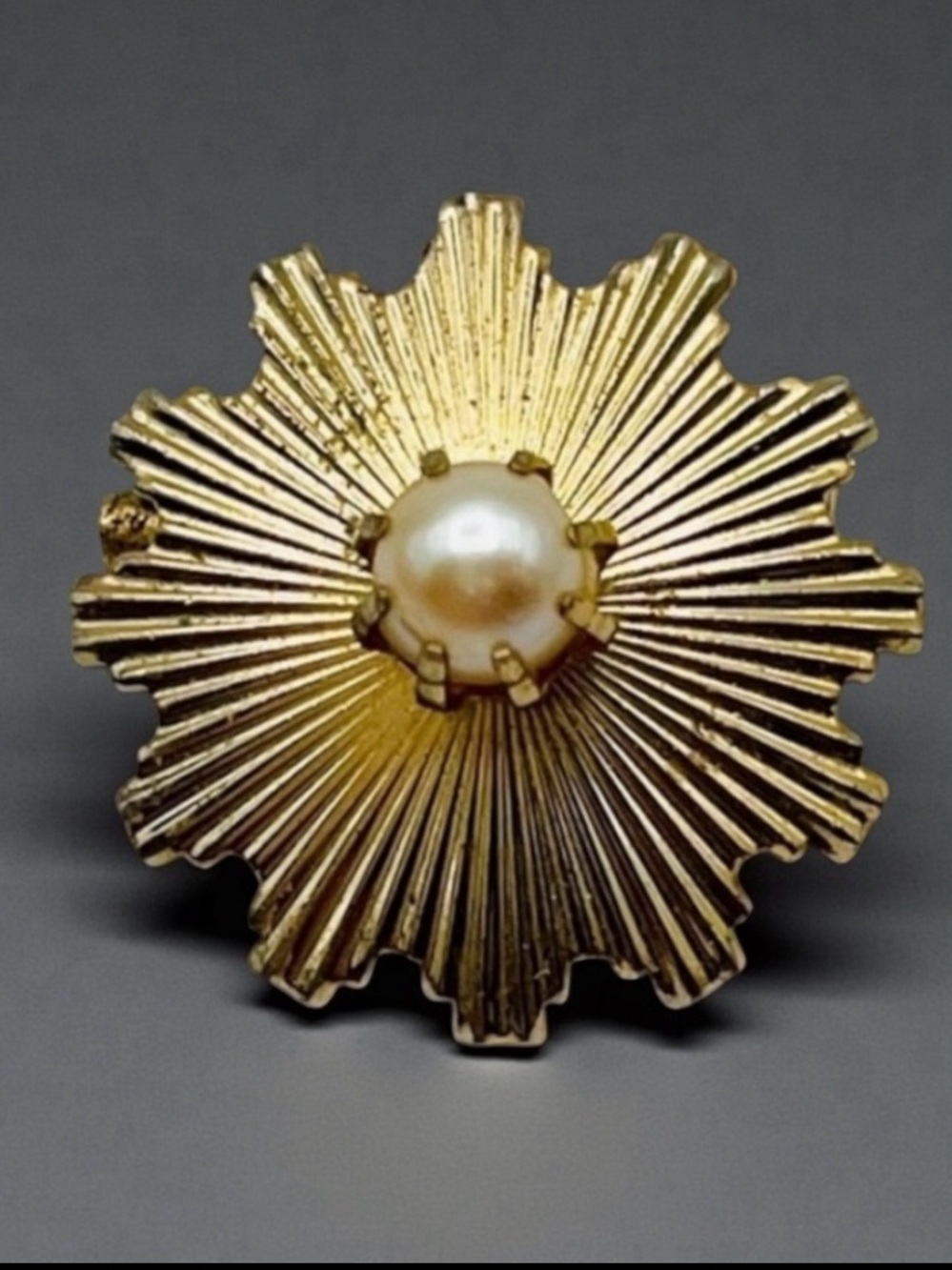Darling Dainty Signed Coro Gold Tone Sunburst Brooch With Pearl Estate Pc - Picture 1 of 12